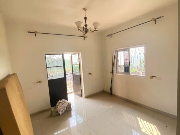 Joli studio dans la barrière à Yassa, Douala