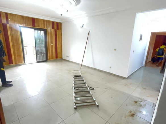 APPARTEMENT MODERNE ENTIEREMENT STAFFÉ SITUÉ À KOTTO