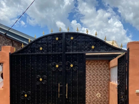 Appartement à louer dans la clôture, Bertoua Enia