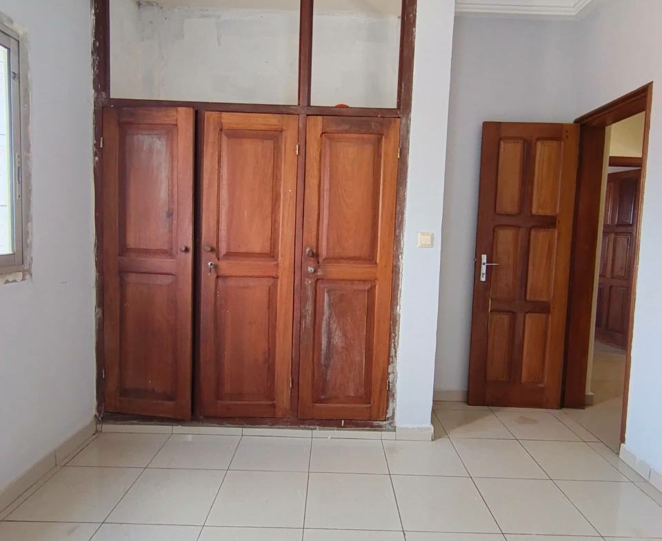 Appartement à louer, Yaoundé Ngousso en bordure de route