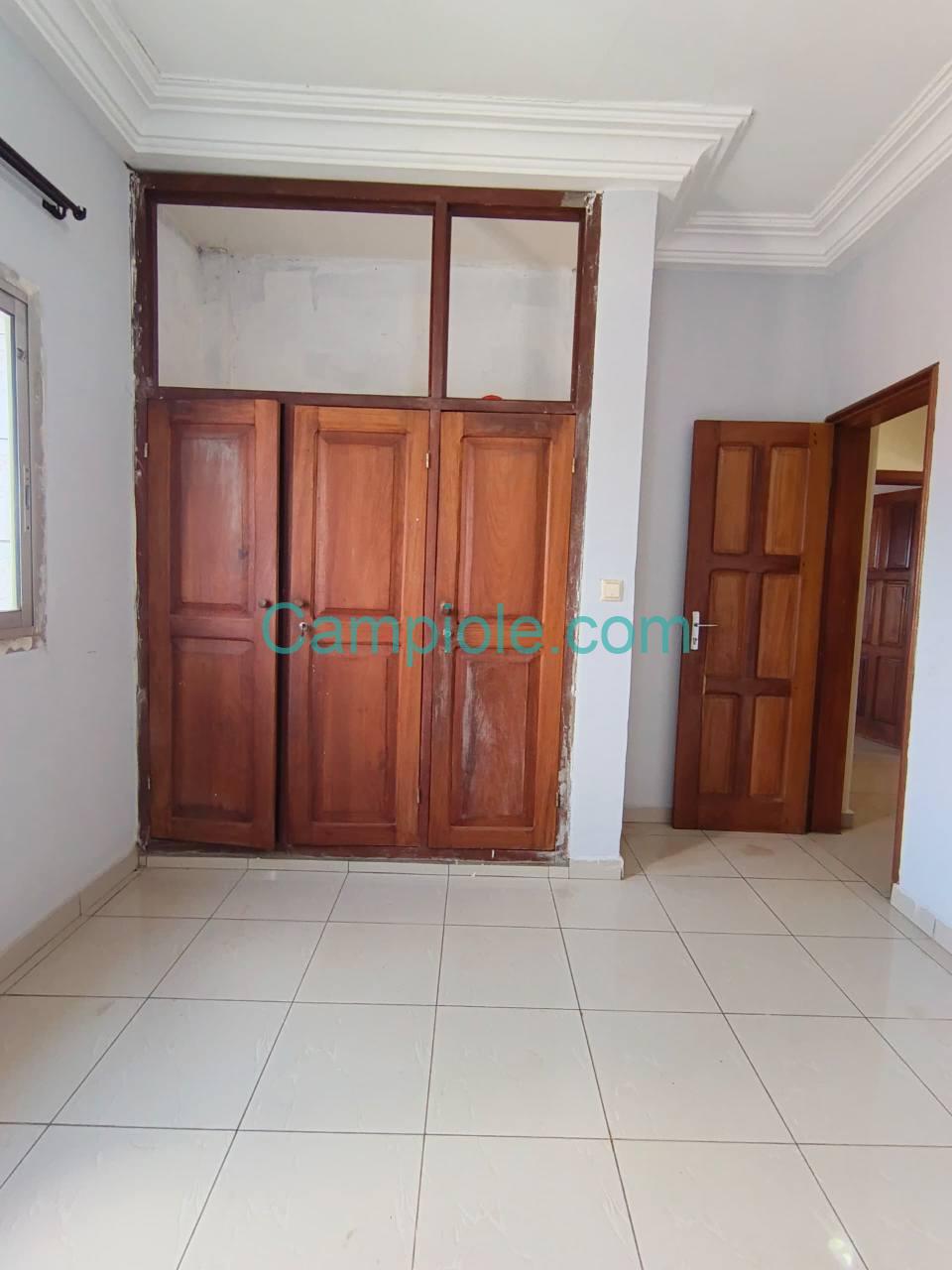 Appartement à louer, Yaoundé Ngousso en bordure de route
