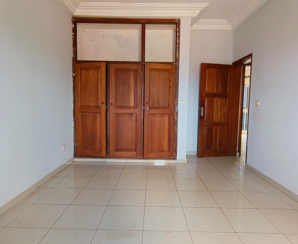 Appartement à louer, Yaoundé Ngousso en bordure de route