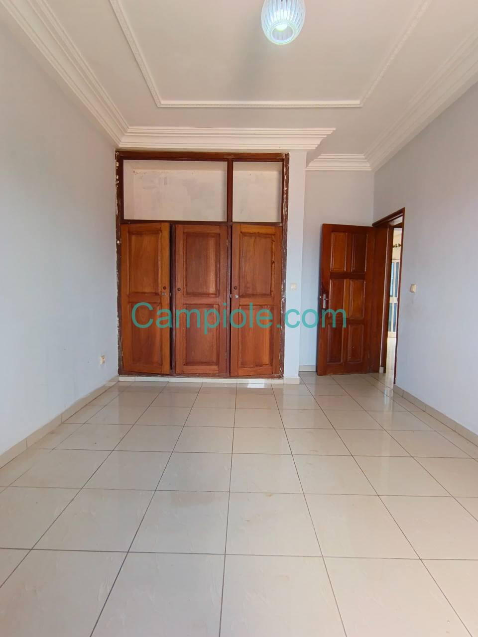 Appartement à louer, Yaoundé Ngousso en bordure de route