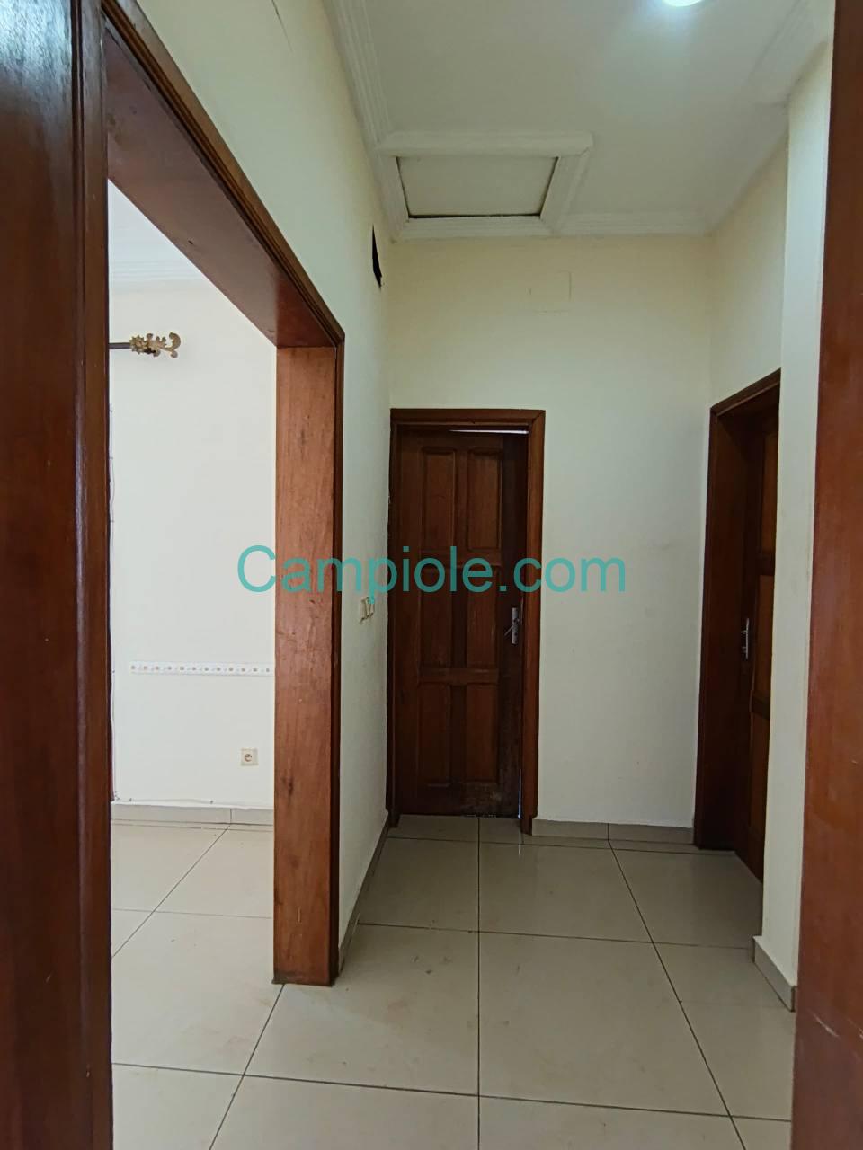 Appartement à louer, Yaoundé Ngousso en bordure de route