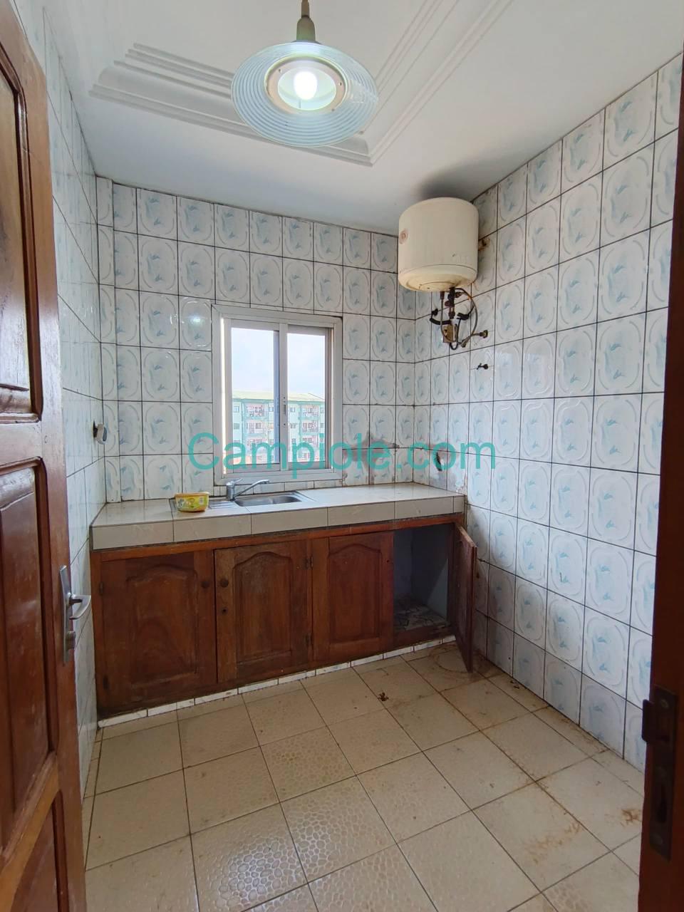 Appartement à louer, Yaoundé Ngousso en bordure de route