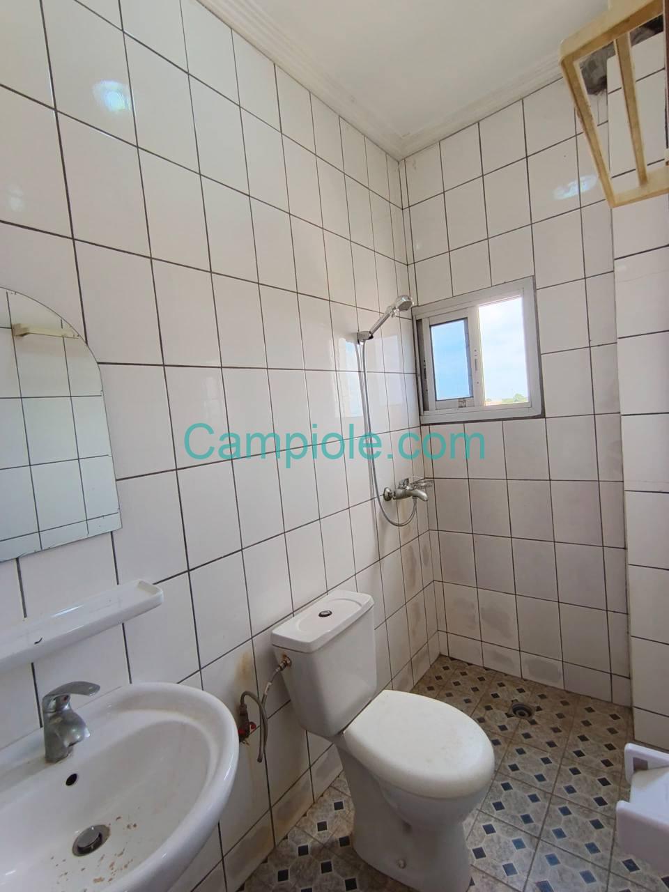 Appartement à louer, Yaoundé Ngousso en bordure de route