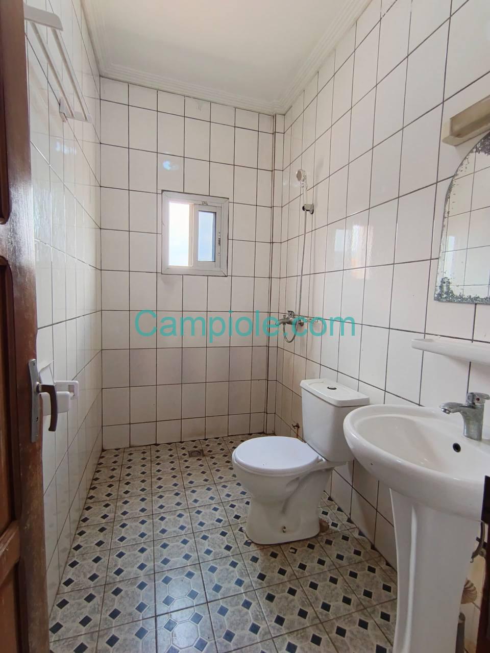 Appartement à louer, Yaoundé Ngousso en bordure de route