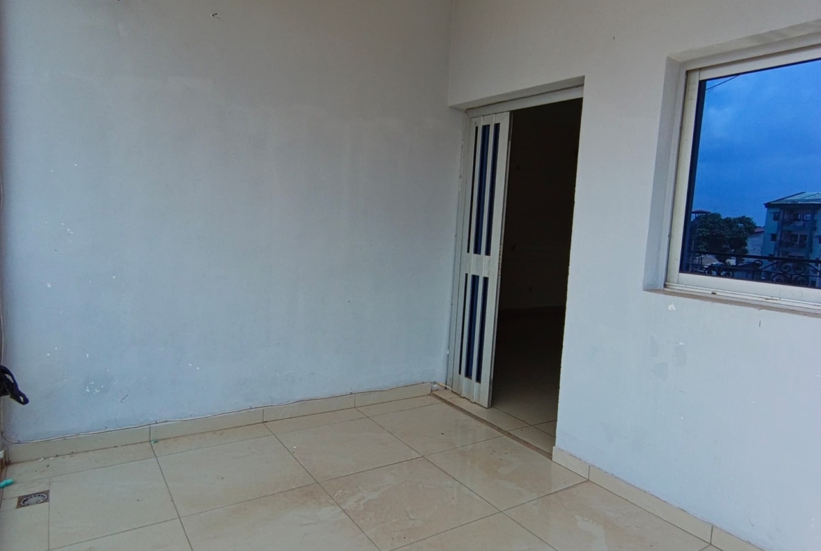 Appartement à louer, Yaoundé Ngousso en bordure de route
