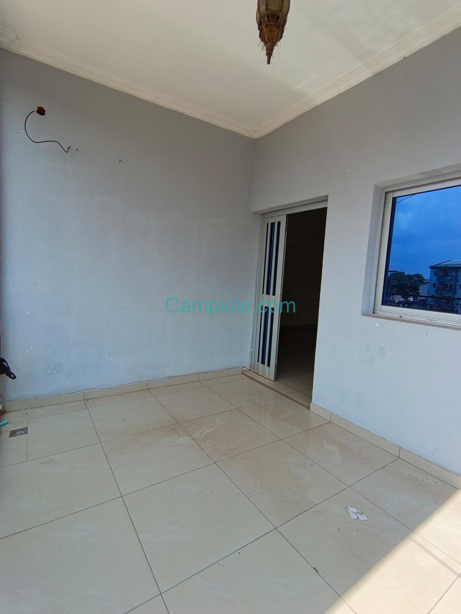 Appartement à louer, Yaoundé Ngousso en bordure de route