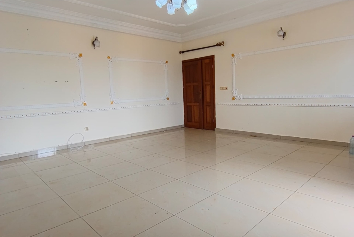Appartement à louer, Yaoundé Ngousso en bordure de route