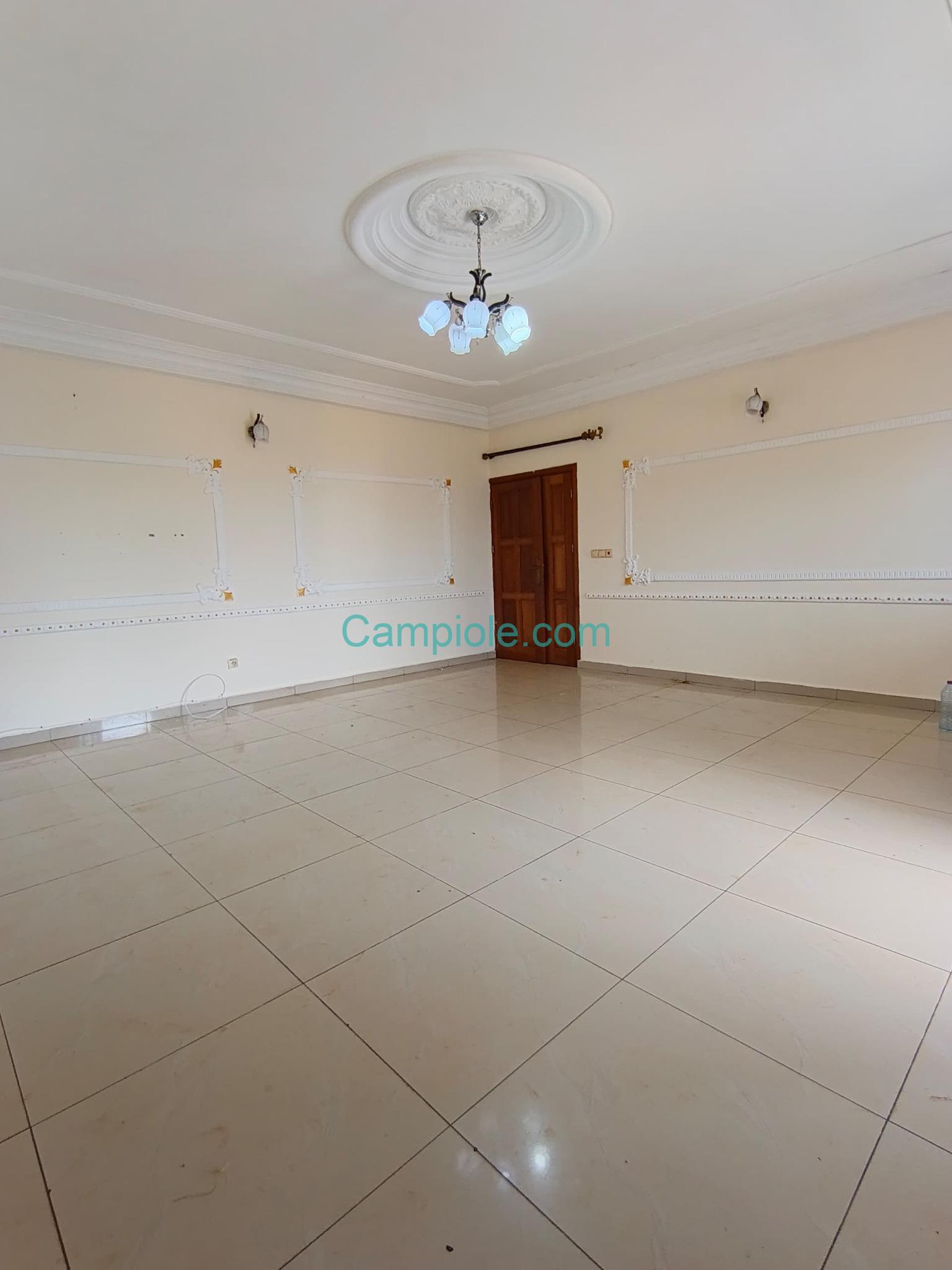 Appartement à louer, Yaoundé Ngousso en bordure de route