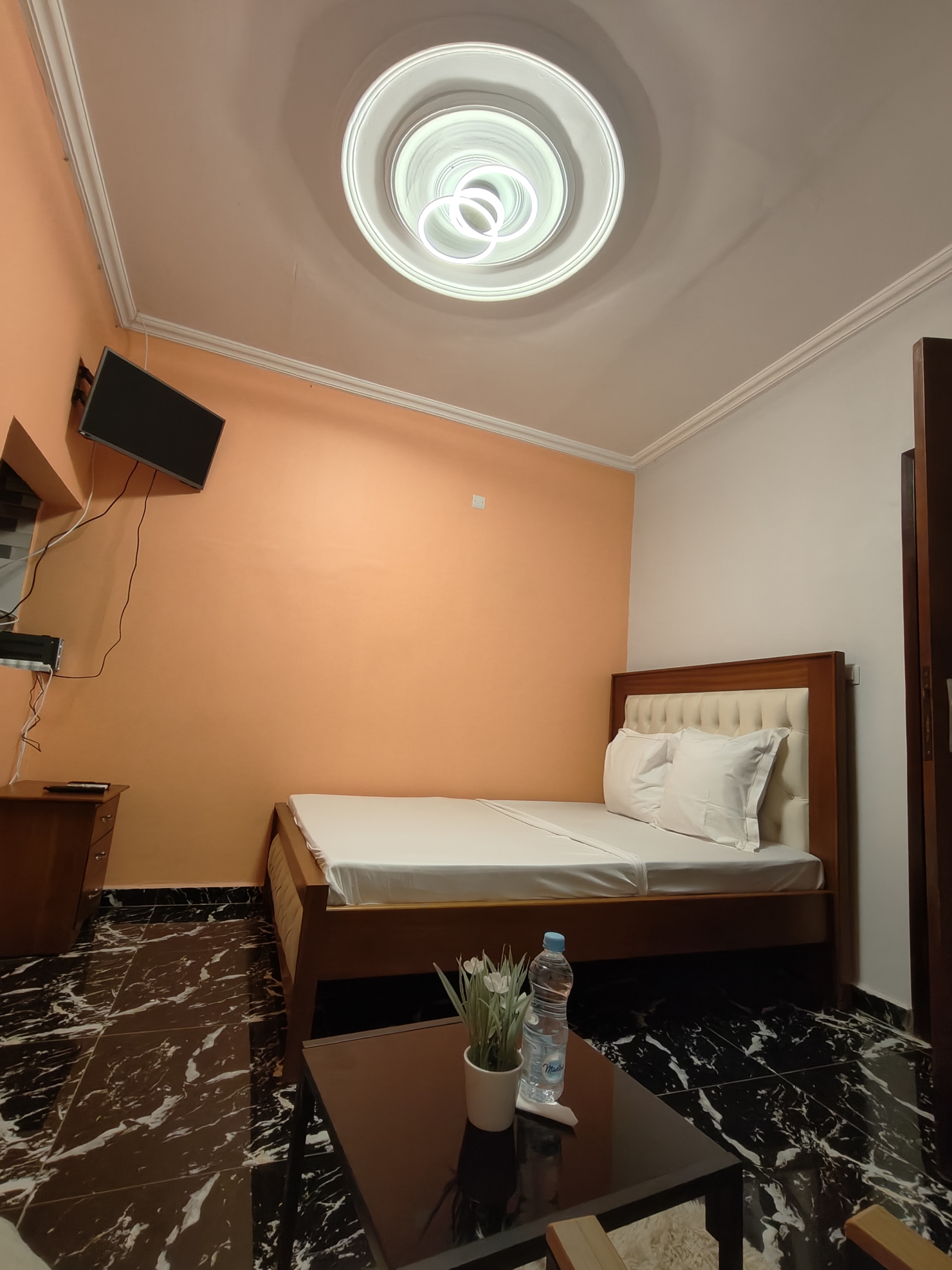 37994- Chambre meublée A louer a Odza 20000