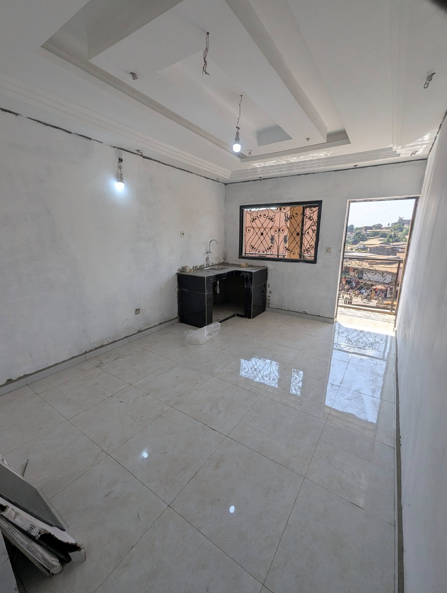 41285- YAOUNDÉ ESSOS MAGNIFIQUE STUDIO EN PLEIN FINITION