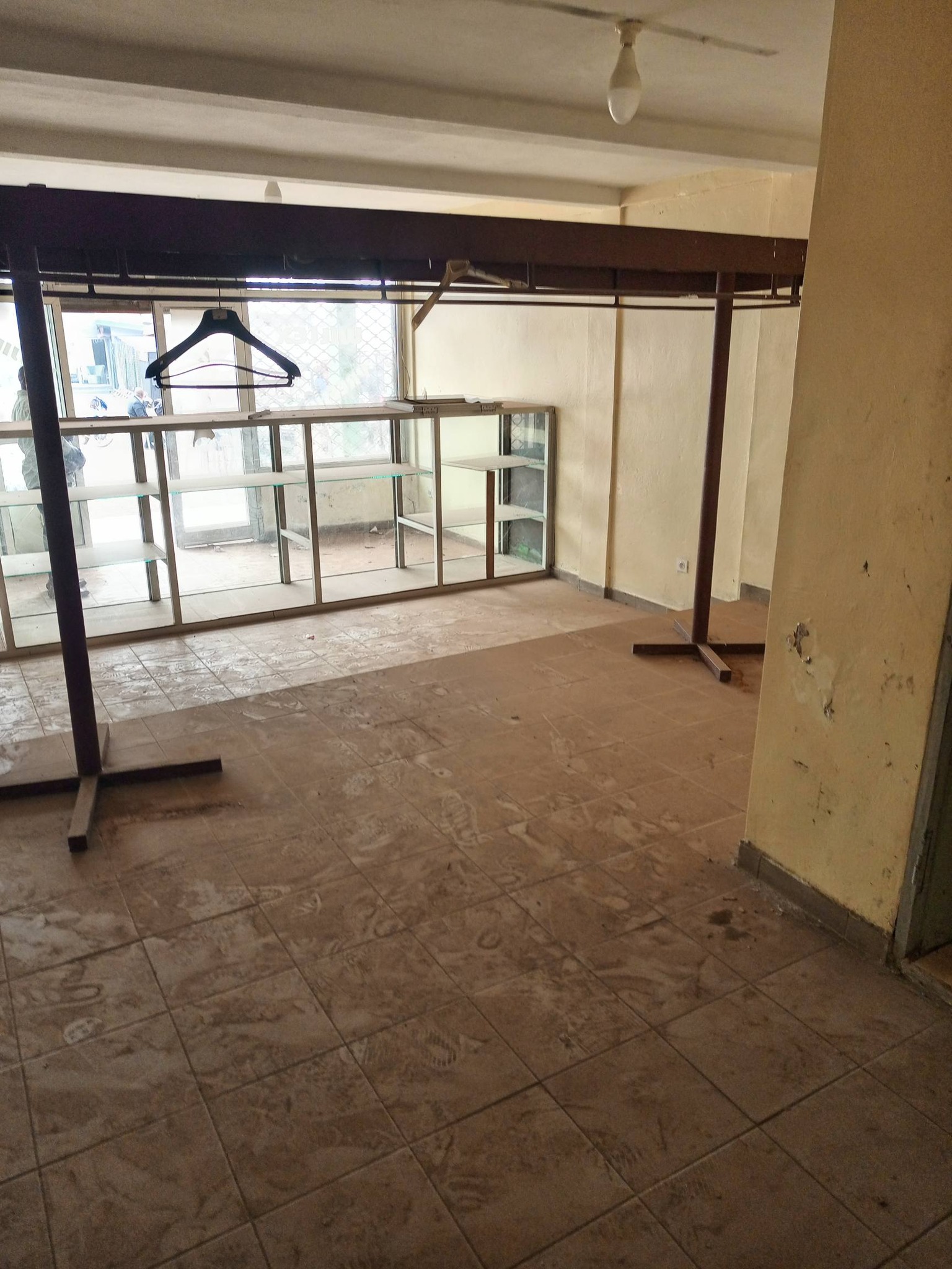 37607- Boutique à louer à Yaoundé, Omnisport