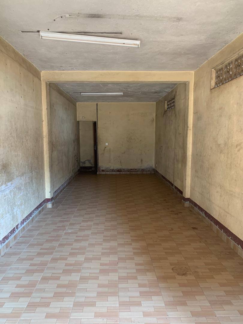 42097- Boutique, magasin à louer à Essomba