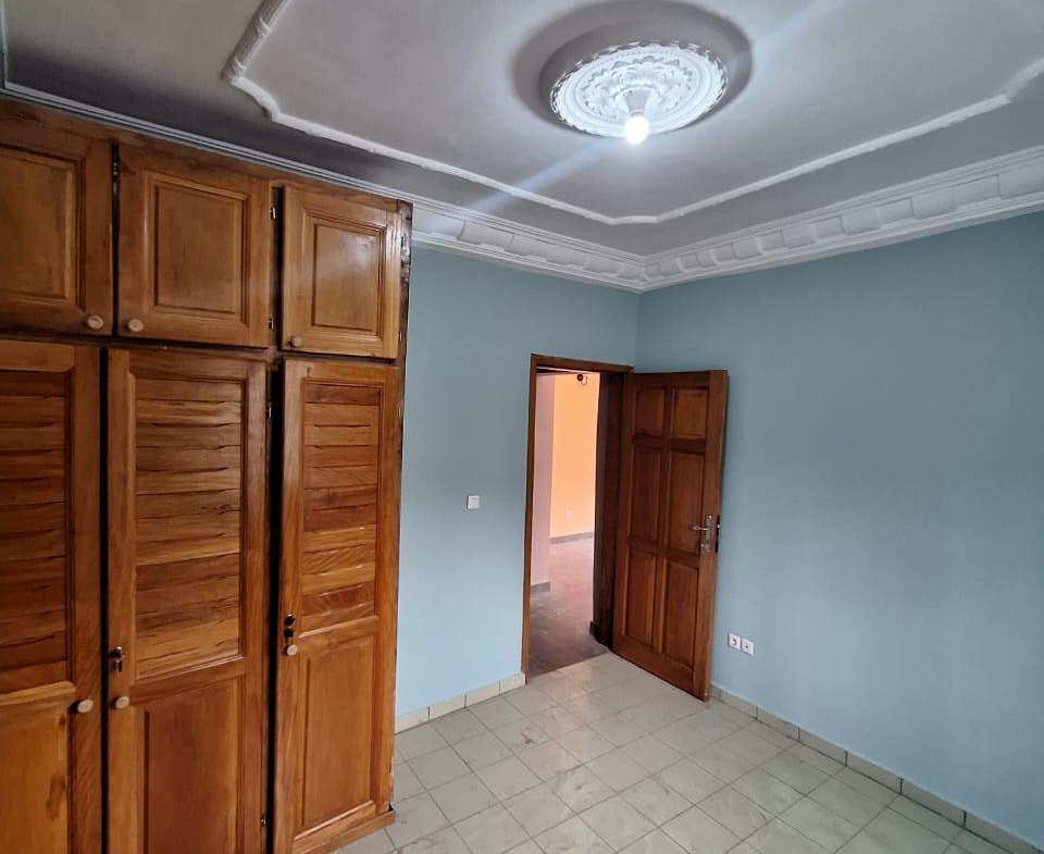 STUDIO MODERNE STAFFÉ SITUÉ À LOGPOM