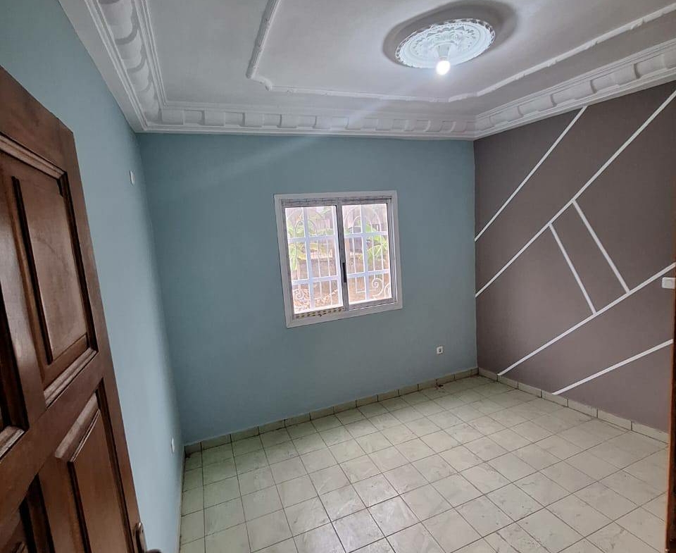 STUDIO MODERNE STAFFÉ SITUÉ À LOGPOM