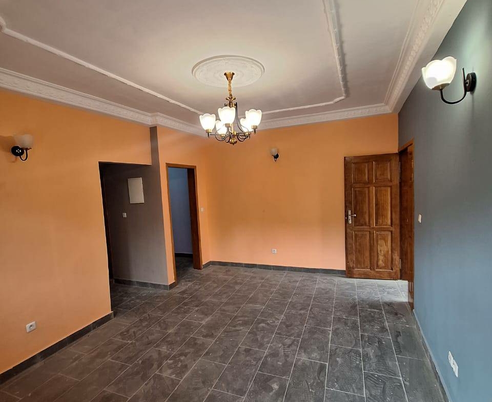 STUDIO MODERNE STAFFÉ SITUÉ À LOGPOM