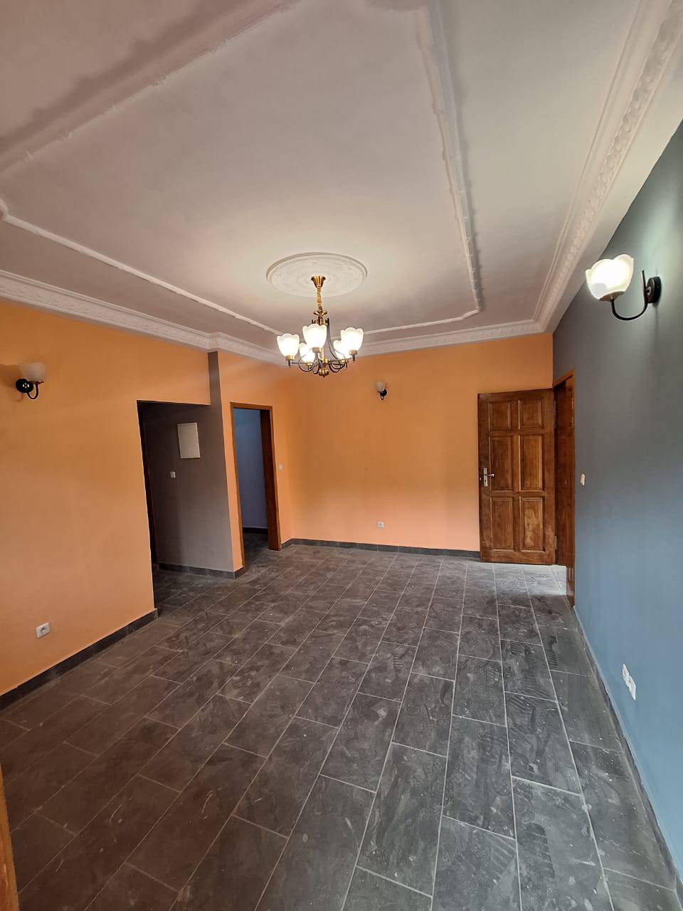 STUDIO MODERNE STAFFÉ SITUÉ À LOGPOM