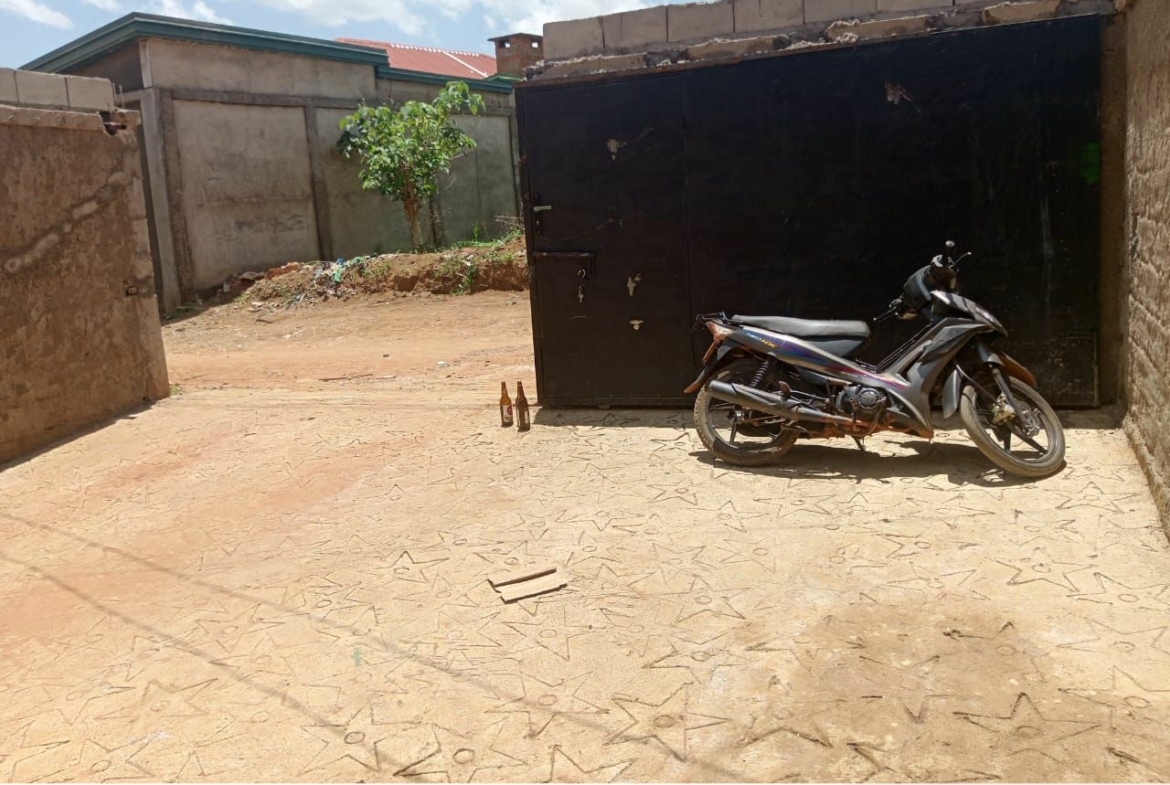 MAISON DANS LA BARRIERE EN LOCATION À NGAOUNDERE BEKA