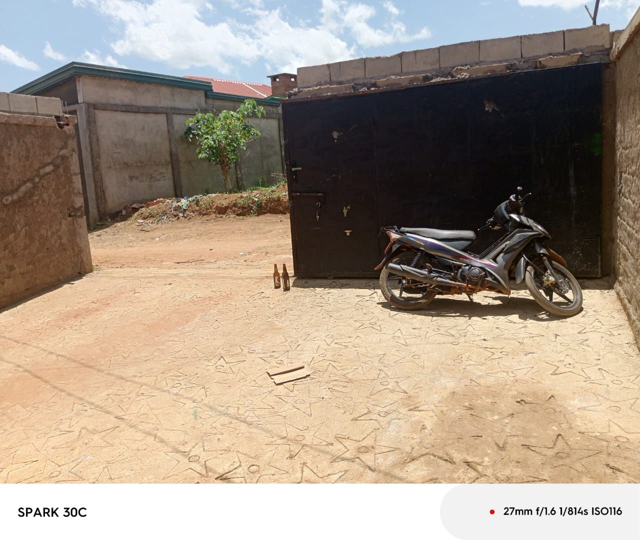 MAISON DANS LA BARRIERE EN LOCATION À NGAOUNDERE BEKA
