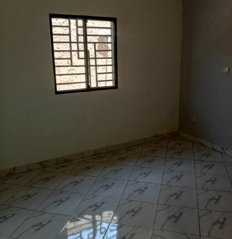 MAISON DANS LA BARRIERE EN LOCATION À NGAOUNDERE BEKA