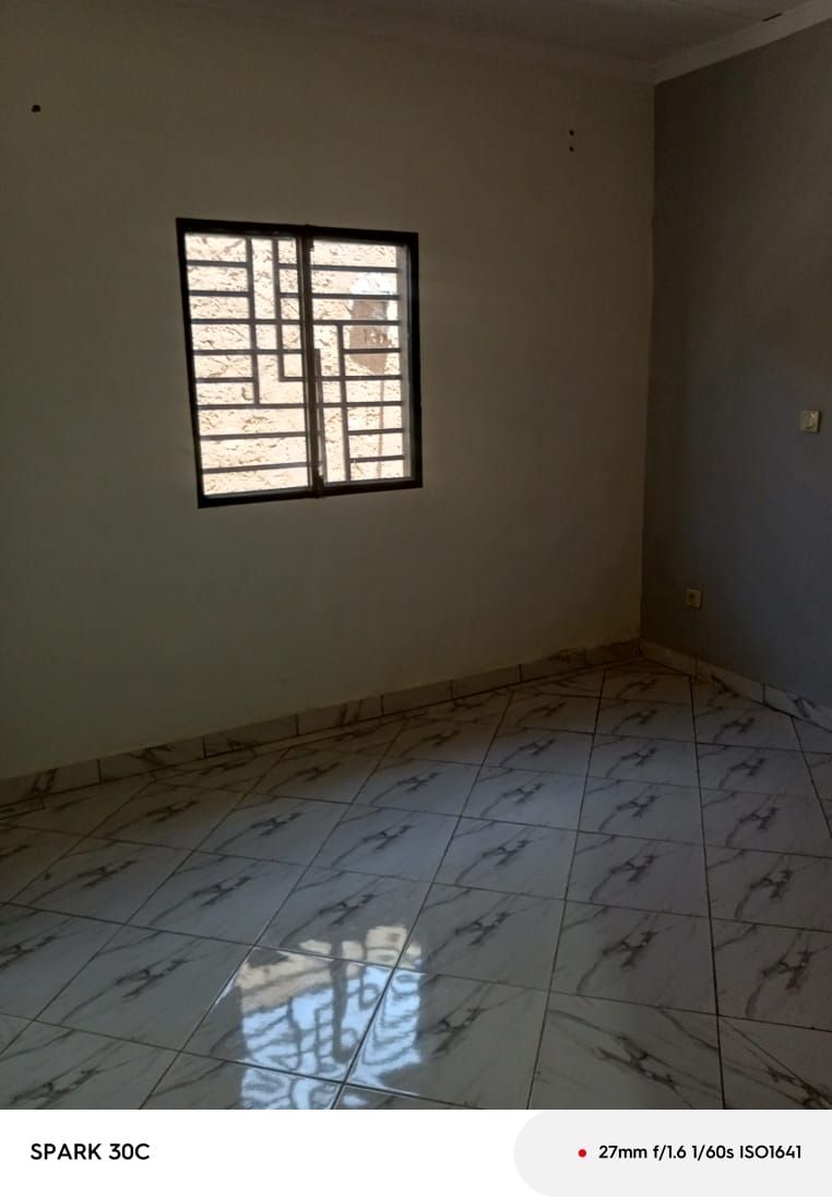 MAISON DANS LA BARRIERE EN LOCATION À NGAOUNDERE BEKA