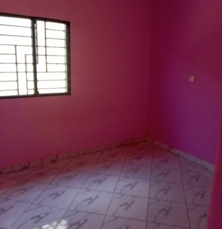 MAISON DANS LA BARRIERE EN LOCATION À NGAOUNDERE BEKA
