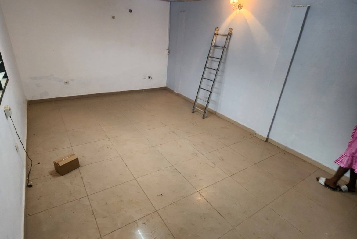 Studio moderne à louer derrière le lycée de Makepe