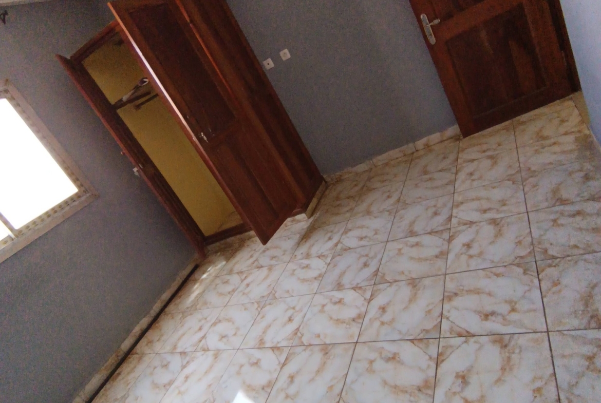 Studio à louer en face de la prefecture de Bafoussam
