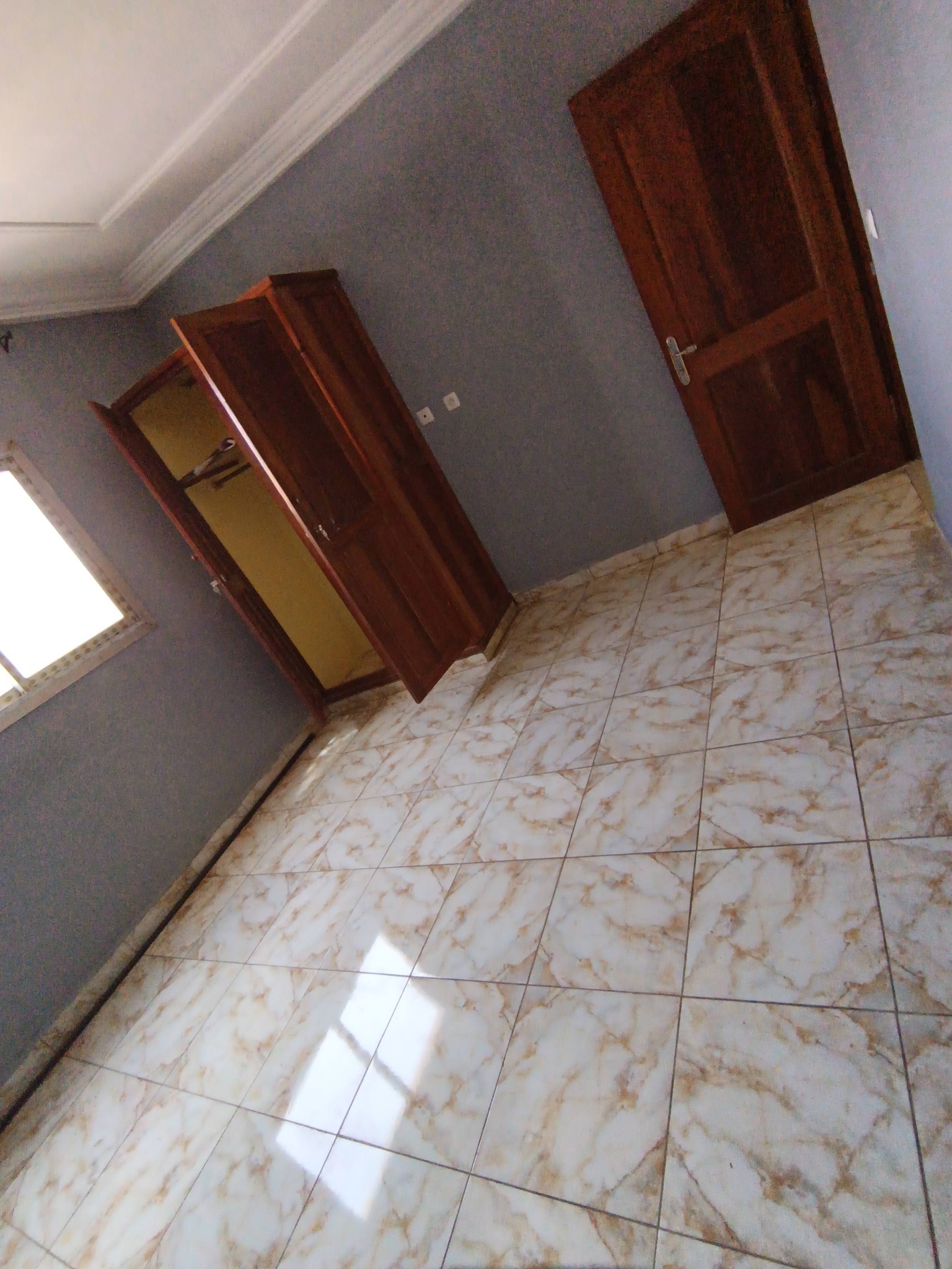 Studio à louer en face de la prefecture de Bafoussam