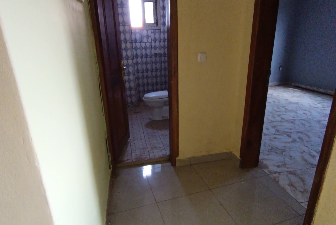Studio à louer en face de la prefecture de Bafoussam