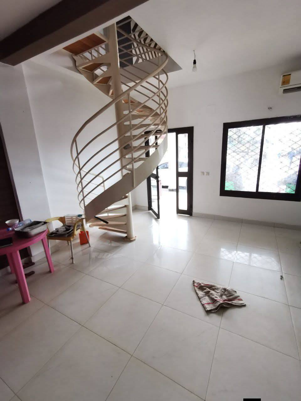 42097- Grande Boutique à Louer, Yaoundé Omnisport