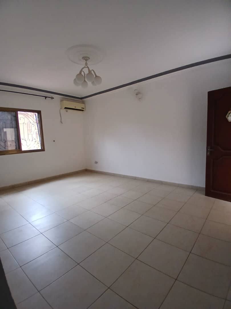 41802- Magnifique studio moderne à louer, Yaoundé Essos