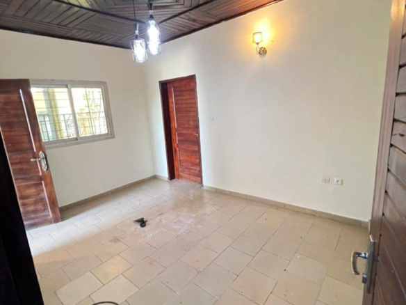STUDIO MODERNE SITUÉ À LOGBESSOU À L’ETAGE