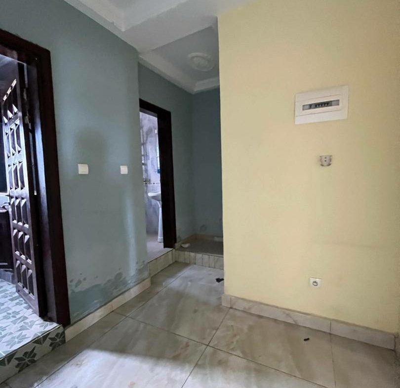 STUDIO MODERNE ENTIEREMENT STAFFÉ SITUÉ À PK11