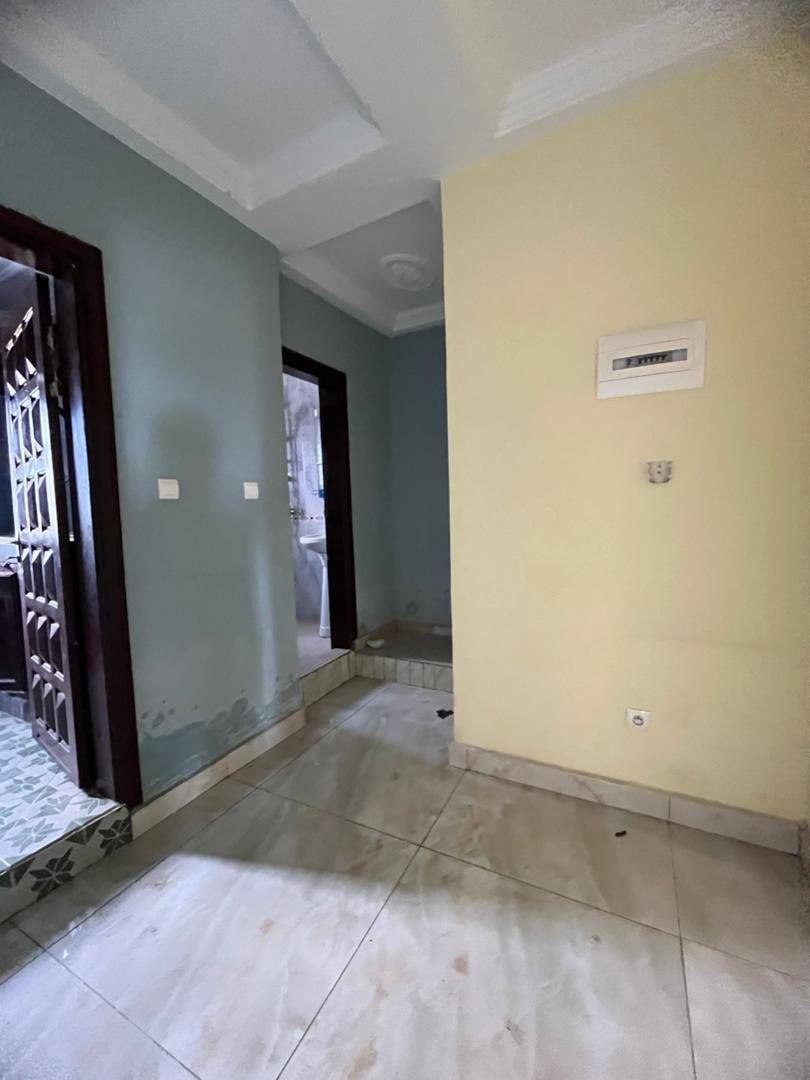 STUDIO MODERNE ENTIEREMENT STAFFÉ SITUÉ À PK11
