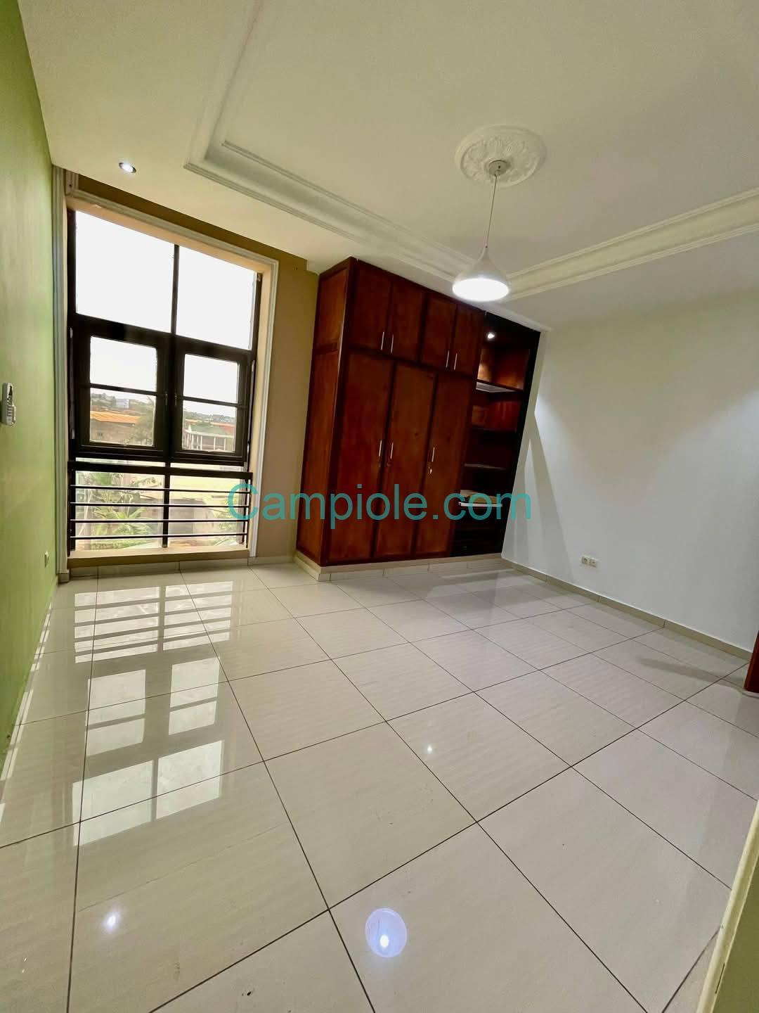 DZ_appartement_nsam_yde_120825_chb1