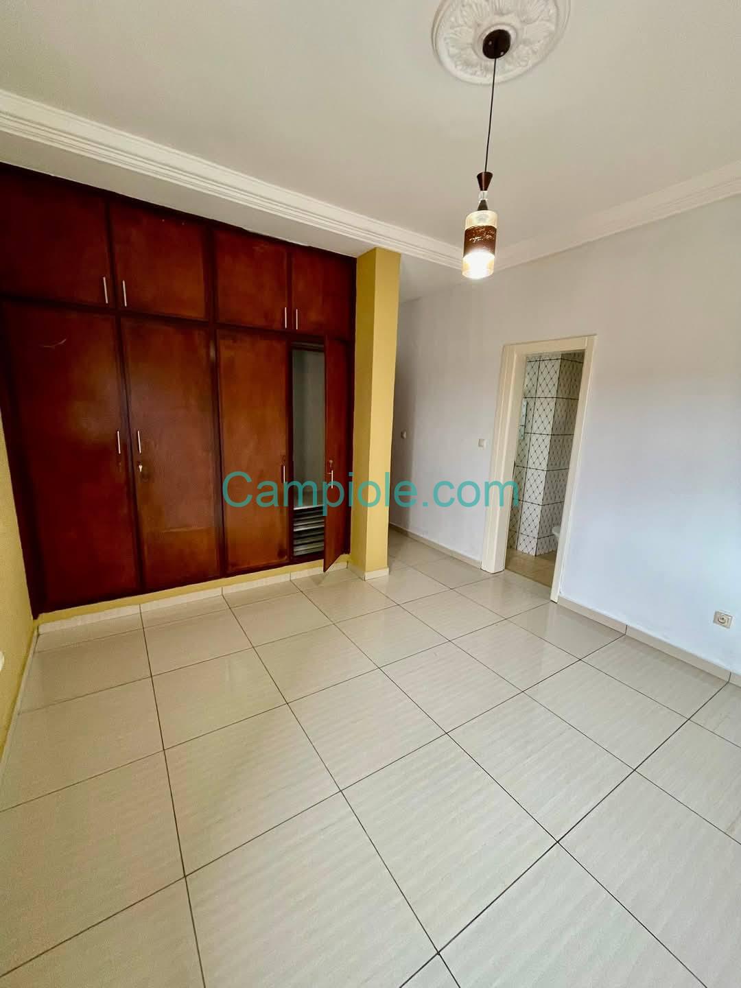 DZ_appartement_nsam_yde_120825_chb3