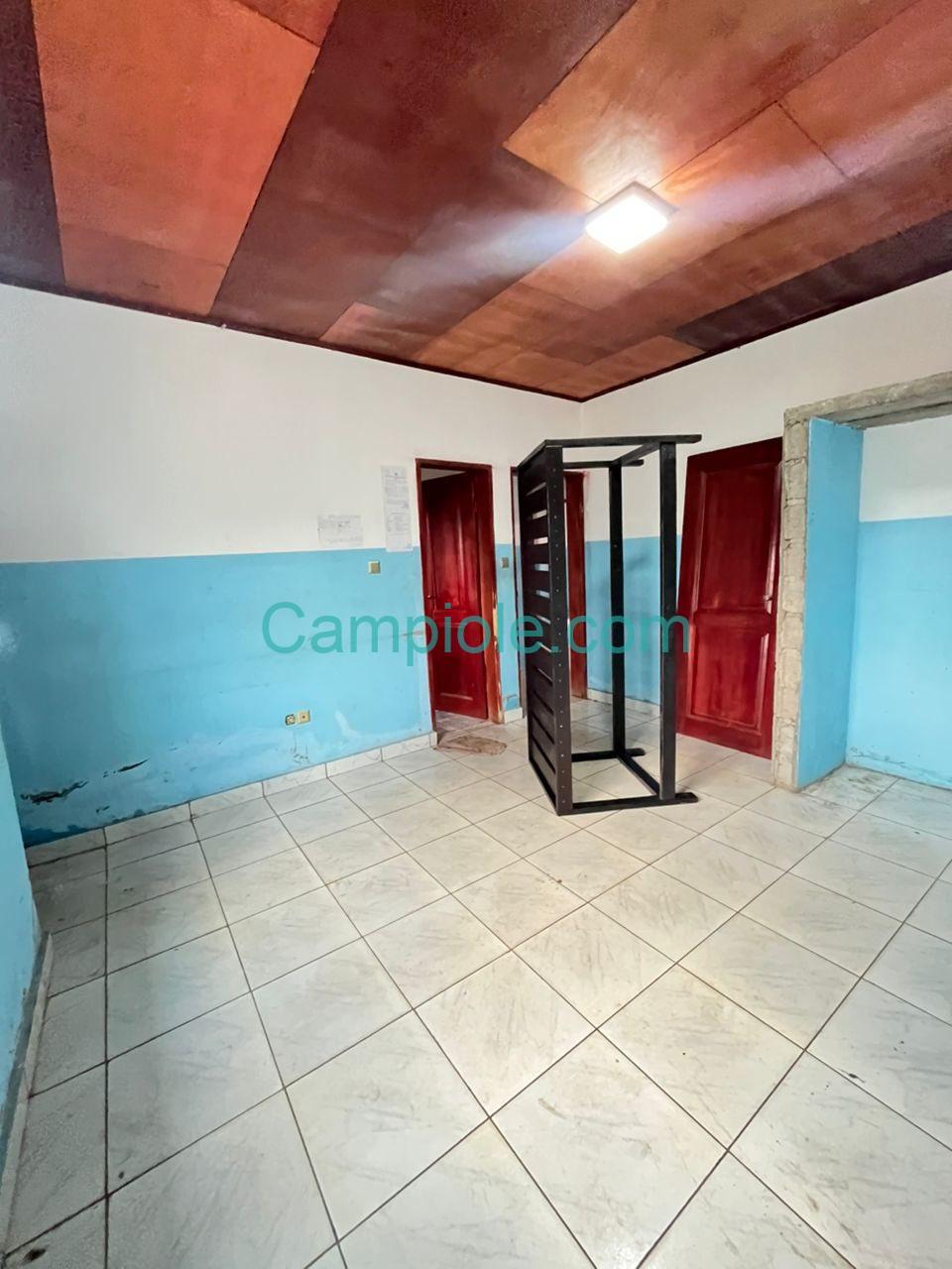 LI_appartement_mballa2_yde_140825_chb3