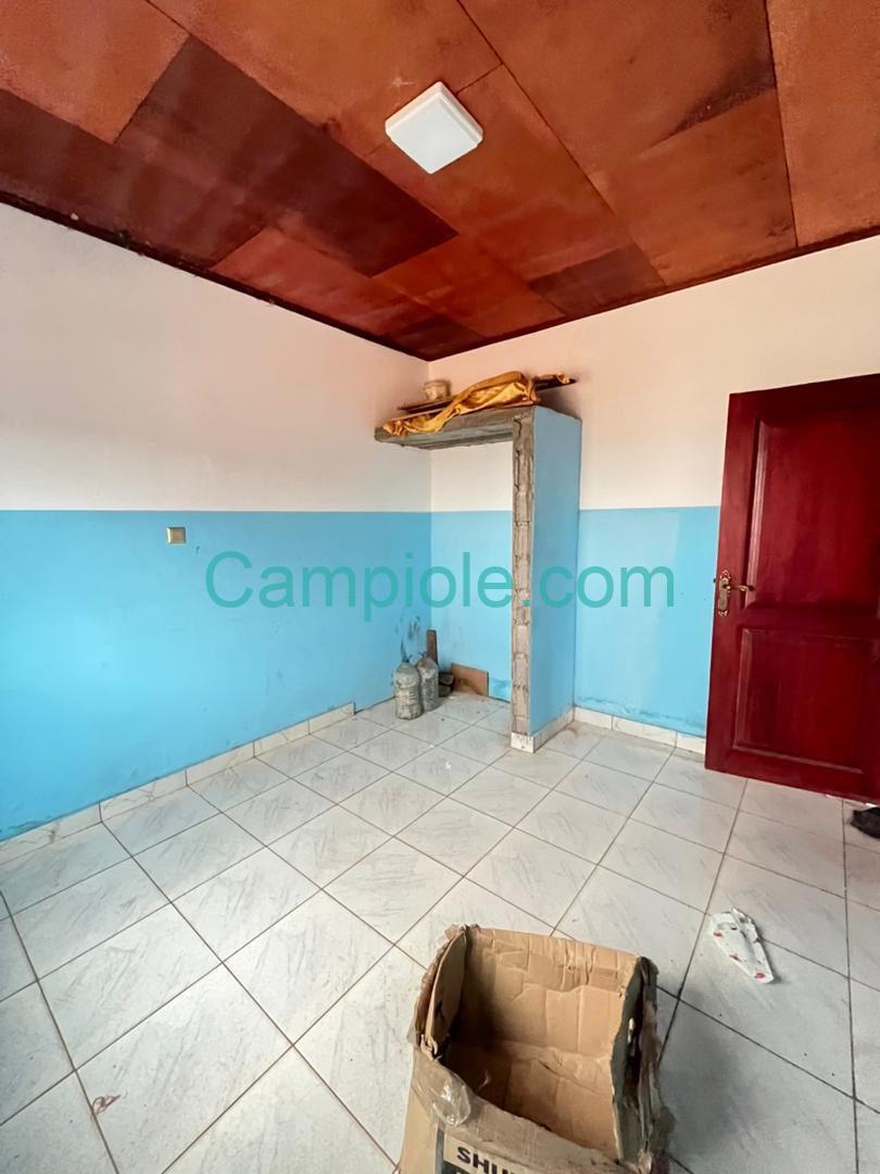 LI_appartement_mballa2_yde_140825_chb4