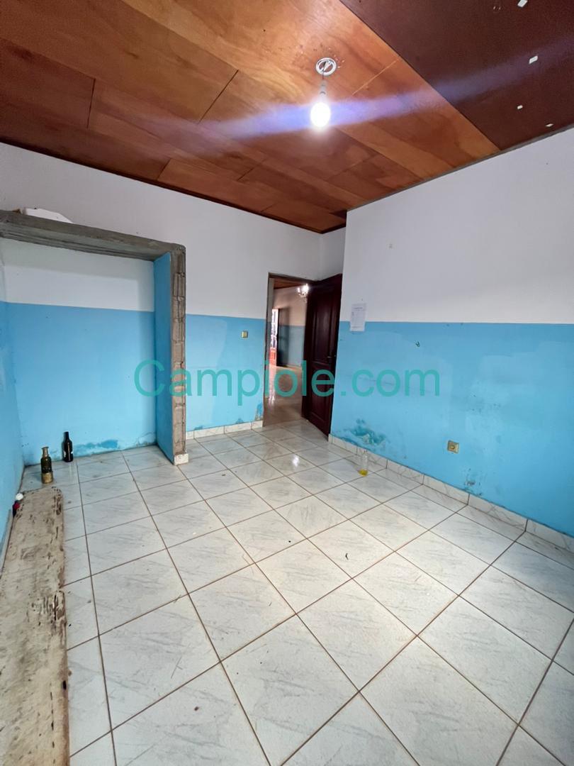 LI_appartement_mballa2_yde_140825_chb5