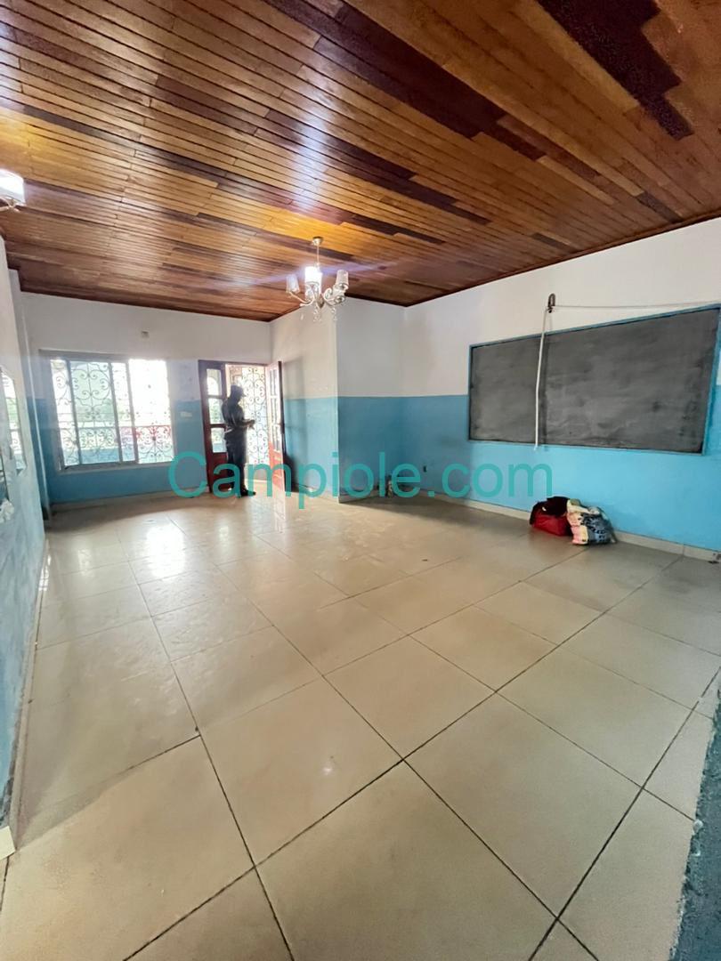 LI_appartement_mballa2_yde_140825_sln1