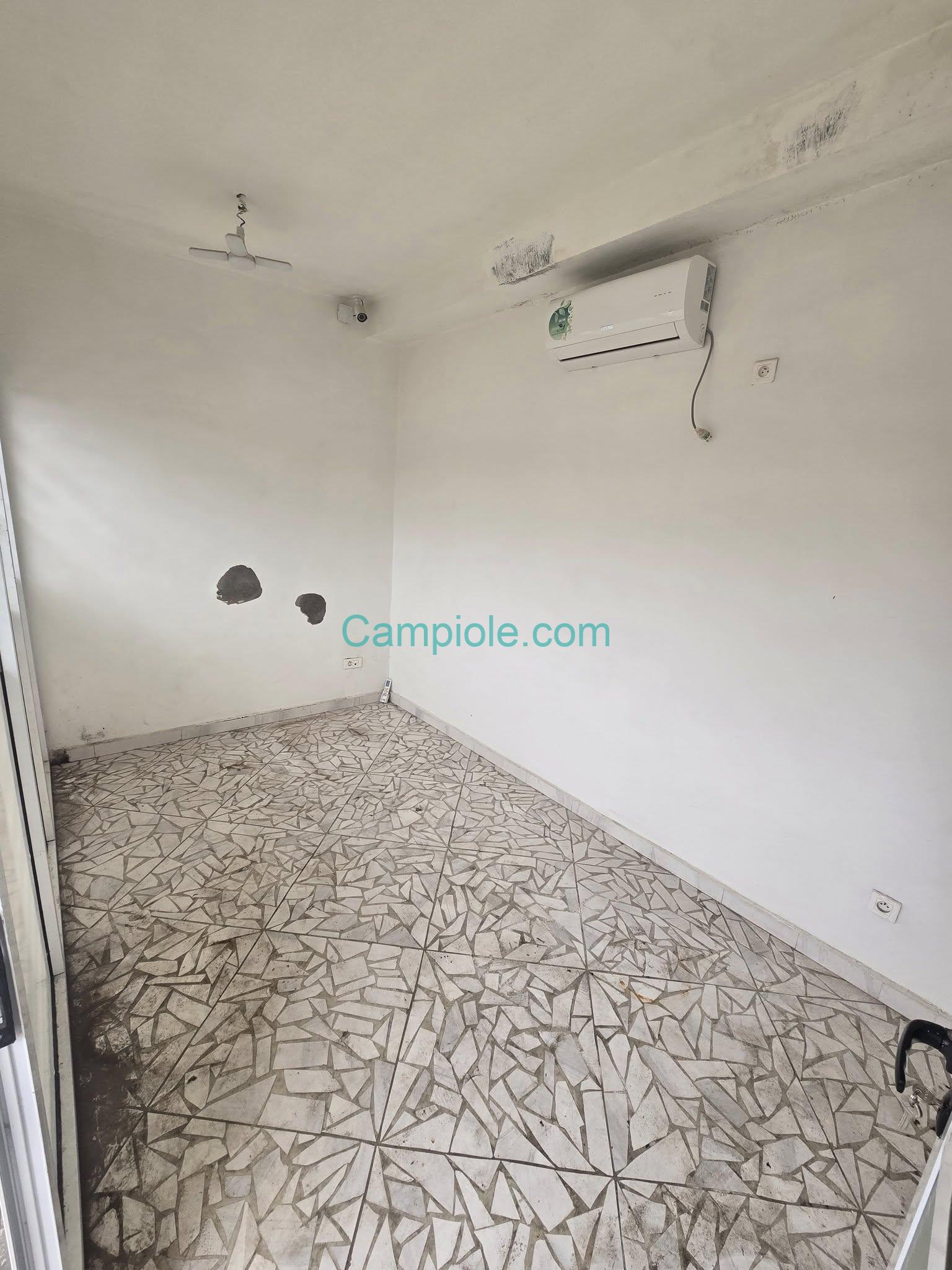 LI_boutique_bonamoussadi_dla_010925_5