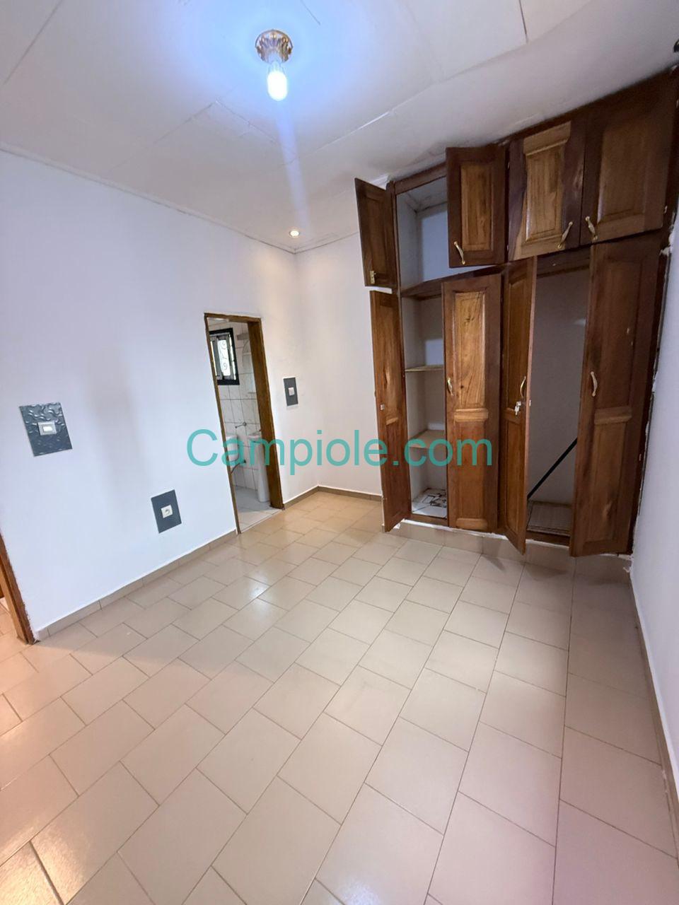 SH_appartement_nkolfoulou_yde_120825_chb1