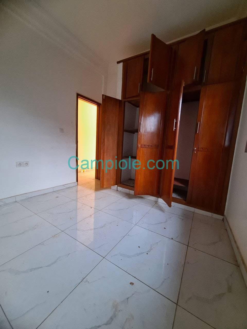 SH_studio_nkolfoulou_yde_120825_chb2