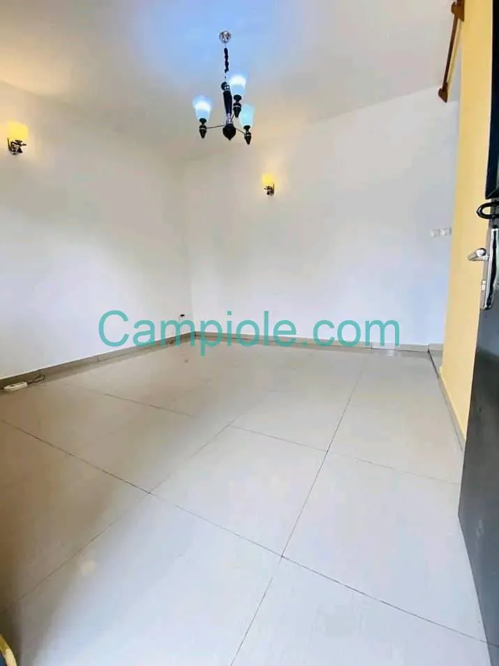 43134- STUDIO MODERNE PROPRE SITUÉ À LOGBESSOU, DOUALA