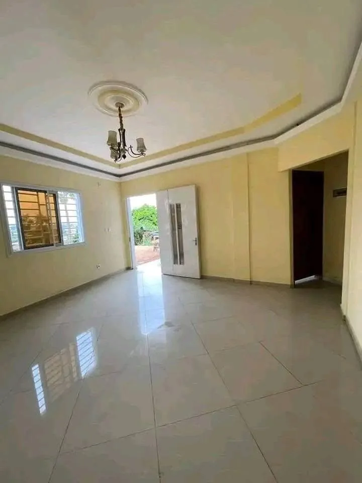 38663- YAOUNDÉ FOUGEROLLE MAGNIFIQUE APPARTEMENT À LOUER