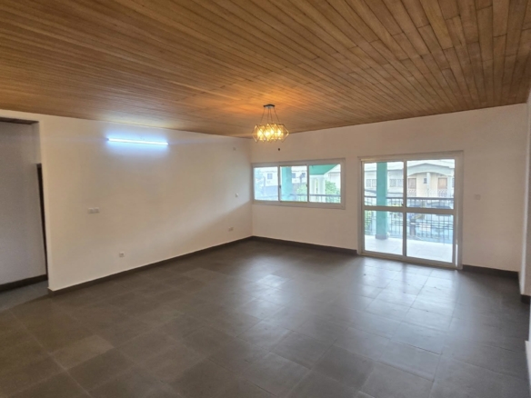 Vaste appartement à louer à Logpom Gabon bar