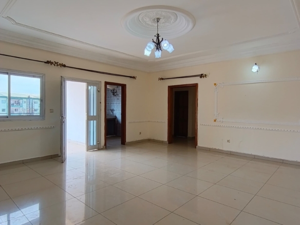 Appartement à louer, Yaoundé Ngousso en bordure de route
